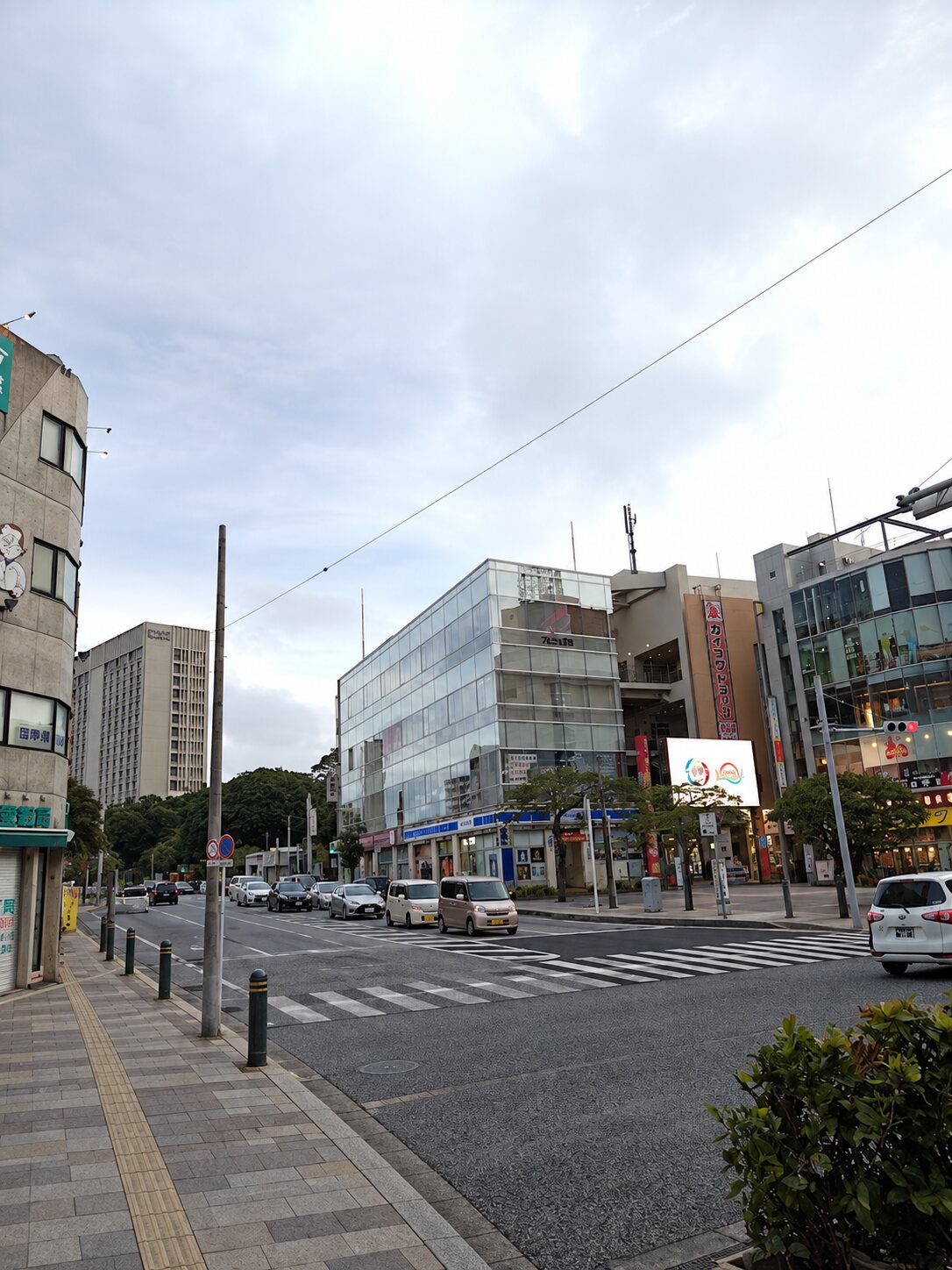 那覇・国際通り入口の街並み